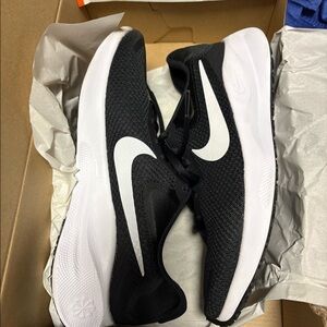 Woman’s Nike shoes 7.5